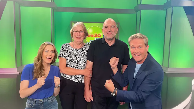 Studiokandidat Friedbert knackt den Honigtopf