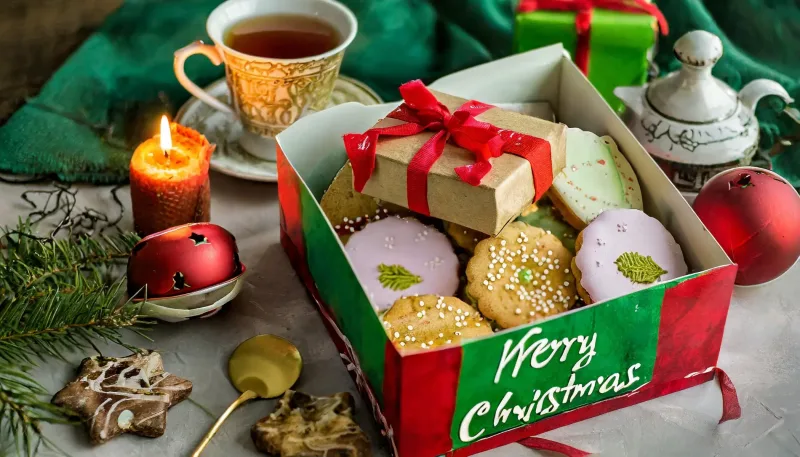 Selbstgebackene Kekse in einem weihnachtlichen Karton