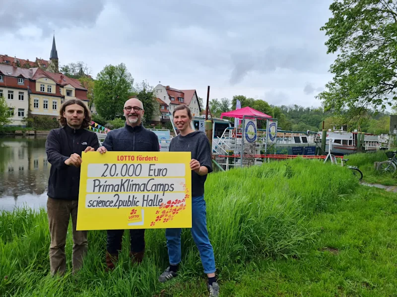 Projekt PrimaKlimaCamps 2023 Halle Scheckübergabe