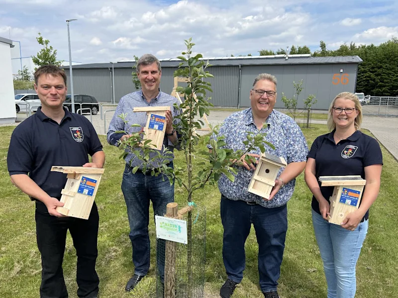 Michael Thürnau und Kasten Behr bei der Jugendfeuerwehr in Apensen
