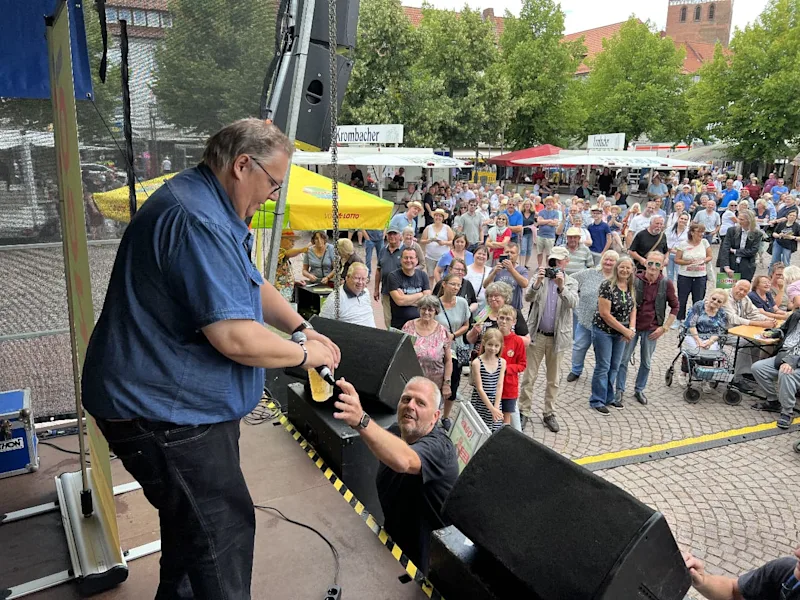 Michael Thürnau redet mit Fan
