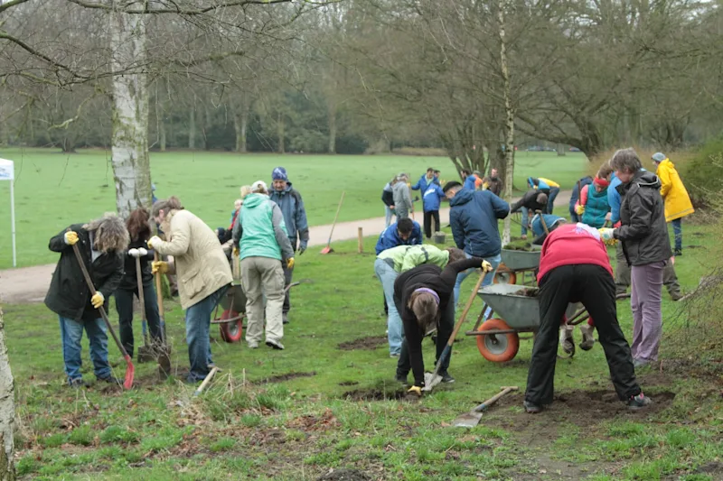 Projekt StadtNatur HH: Menschen auf Grünfläche